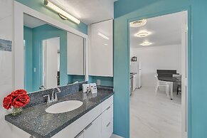 Waikiki Banyan Condo Located One Block From Waikiki Beach! by Koko Res