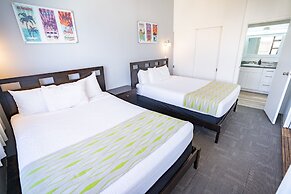 Waikiki Banyan Condo Located One Block From Waikiki Beach! by Koko Res