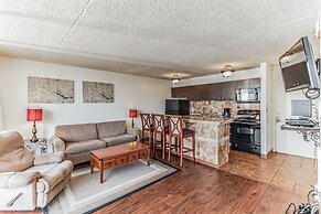 Waikiki Banyan Condo Located One Block From Waikiki Beach! by Koko Res