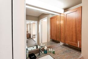 Waikiki Banyan Condo Located One Block From Waikiki Beach! by Koko Res