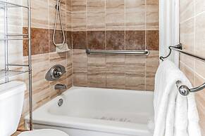 Waikiki Banyan Condo Located One Block From Waikiki Beach! by Koko Res