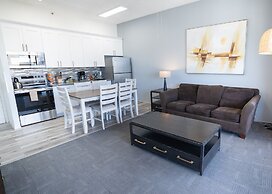 Waikiki Banyan Condo Located One Block From Waikiki Beach! by Koko Res