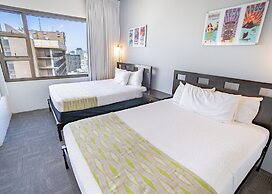 Waikiki Banyan Condo Located One Block From Waikiki Beach! by Koko Res