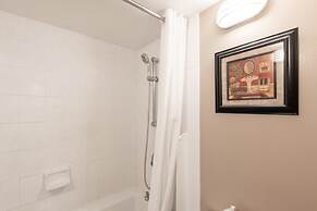 Waikiki Banyan Condo Located One Block From Waikiki Beach! by Koko Res