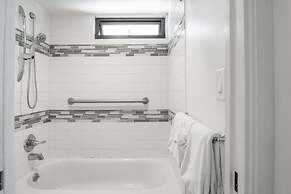 Waikiki Banyan Condo Located One Block From Waikiki Beach! by Koko Res