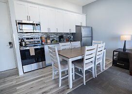 Waikiki Banyan Condo Located One Block From Waikiki Beach! by Koko Res