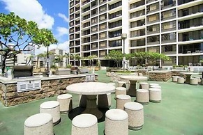 Waikiki Banyan Condo Located One Block From Waikiki Beach! by Koko Res