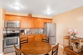 Waikiki Banyan Condo Located One Block From Waikiki Beach! by Koko Res