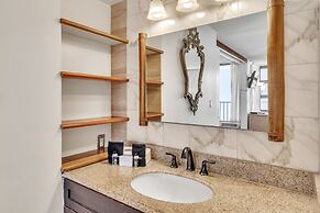 Waikiki Banyan Condo Located One Block From Waikiki Beach! by Koko Res