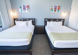 Waikiki Banyan Condo Located One Block From Waikiki Beach! by Koko Res