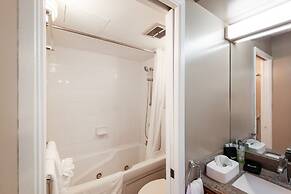 Waikiki Banyan Condo Located One Block From Waikiki Beach! by Koko Res