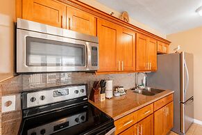 Waikiki Banyan Condo Located One Block From Waikiki Beach! by Koko Res