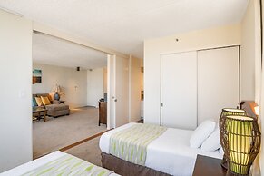 Waikiki Banyan Condo Located One Block From Waikiki Beach! by Koko Res