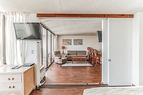 Waikiki Banyan Condo Located One Block From Waikiki Beach! by Koko Res