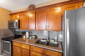 Waikiki Banyan Condo Located One Block From Waikiki Beach! by Koko Res