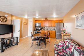 Waikiki Banyan Condo Located One Block From Waikiki Beach! by Koko Res