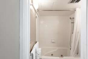 Waikiki Banyan Condo Located One Block From Waikiki Beach! by Koko Res