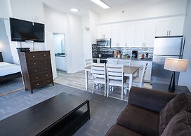 Waikiki Banyan Condo Located One Block From Waikiki Beach! by Koko Res