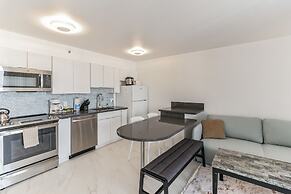 Waikiki Banyan Condo Located One Block From Waikiki Beach! by Koko Res