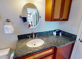 Waikiki Banyan Condo Located One Block From Waikiki Beach! by Koko Res