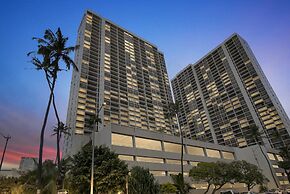 Waikiki Banyan Condo Located One Block From Waikiki Beach! by Koko Res