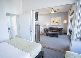 Waikiki Banyan Condo Located One Block From Waikiki Beach! by Koko Res