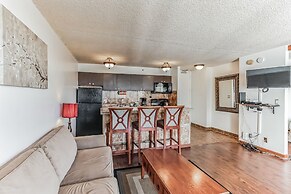 Waikiki Banyan Condo Located One Block From Waikiki Beach! by Koko Res