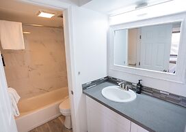 Waikiki Banyan Condo Located One Block From Waikiki Beach! by Koko Res