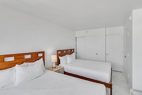 Waikiki Banyan Condo Located One Block From Waikiki Beach! by Koko Res