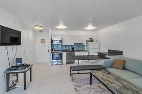 Waikiki Banyan Condo Located One Block From Waikiki Beach! by Koko Res