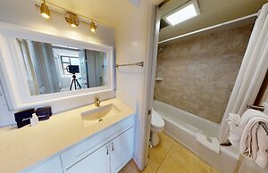 Sleek & Modern 32nd Floor Condo at the Waikiki Banyan - Free parking! 