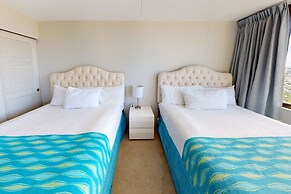 Sleek & Modern 32nd Floor Condo at the Waikiki Banyan - Free parking! 