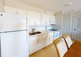 Sleek & Modern 32nd Floor Condo at the Waikiki Banyan - Free parking! 