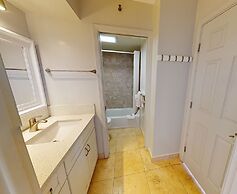 Sleek & Modern 32nd Floor Condo at the Waikiki Banyan - Free parking! 