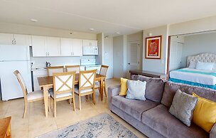 Sleek & Modern 32nd Floor Condo at the Waikiki Banyan - Free parking! 