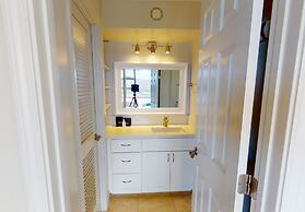 Sleek & Modern 32nd Floor Condo at the Waikiki Banyan - Free parking! 