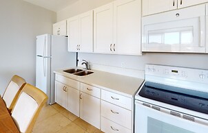 Sleek & Modern 32nd Floor Condo at the Waikiki Banyan - Free parking! 