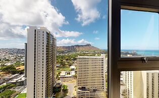Sleek & Modern 32nd Floor Condo at the Waikiki Banyan - Free parking! 