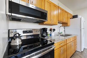 Light & Airy 8th Floor Ocean View Condo with Lanai and FREE Parking! b