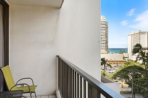 Light & Airy 8th Floor Ocean View Condo with Lanai and FREE Parking! b