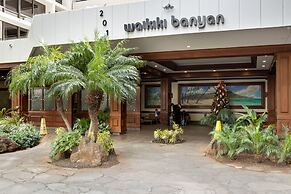 Light & Airy 8th Floor Ocean View Condo with Lanai and FREE Parking! b