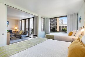 Light & Airy 8th Floor Ocean View Condo with Lanai and FREE Parking! b