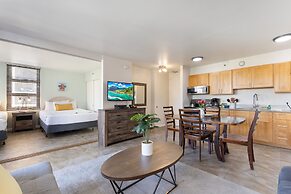 Light & Airy 8th Floor Ocean View Condo with Lanai and FREE Parking! b