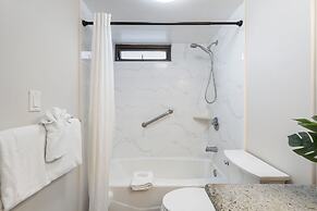 Light & Airy 8th Floor Ocean View Condo with Lanai and FREE Parking! b