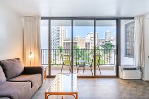 Light & Airy 8th Floor Ocean View Condo with Lanai and FREE Parking! b