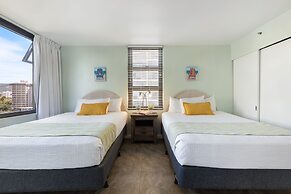 Light & Airy 8th Floor Ocean View Condo with Lanai and FREE Parking! b