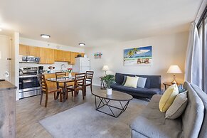 Light & Airy 8th Floor Ocean View Condo with Lanai and FREE Parking! b