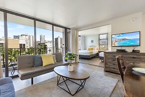 Light & Airy 8th Floor Ocean View Condo with Lanai and FREE Parking! b