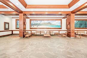 Light & Airy 8th Floor Ocean View Condo with Lanai and FREE Parking! b