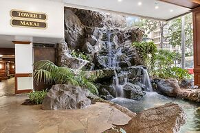 Light & Airy 8th Floor Ocean View Condo with Lanai and FREE Parking! b